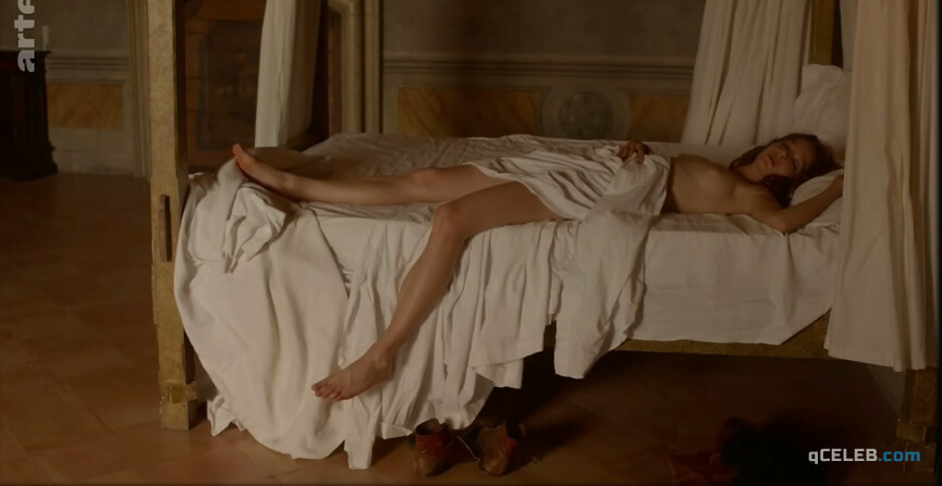 1. Jenna Thiam nude – Daydreams (2016)