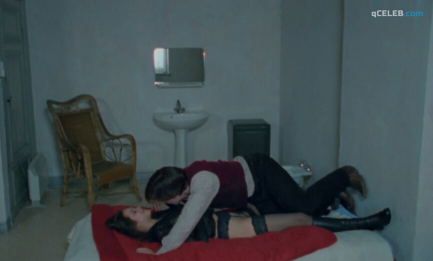 36. Marion Cotillard nude, Nozha Khouadra sexy – Chloé (1996)