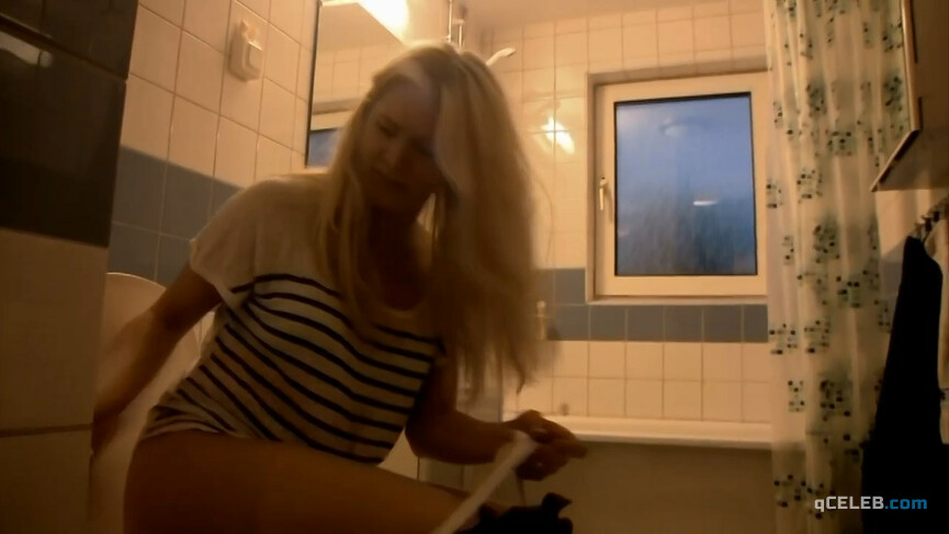 6. Mariah Kanninen nude – Dust Box (2012)