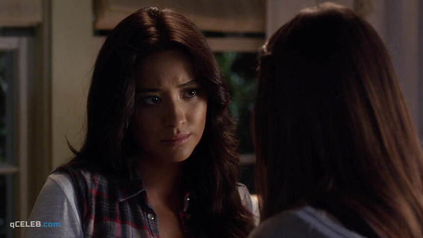 1. Shay Mitchell sexy, Lindsey Shaw sexy – Pretty Little Liars s03e20 (2015)
