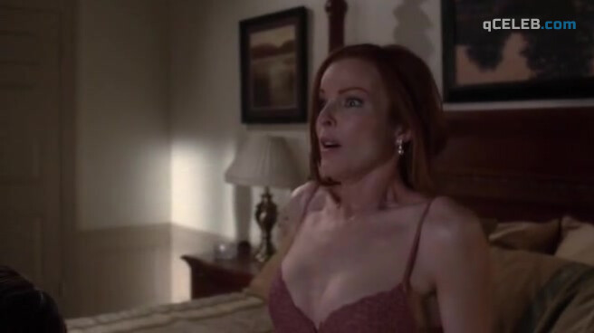 6. Marcia Cross sexy – Desperate Housewives s03e01 (2004)