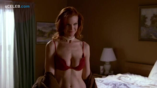 2. Marcia Cross sexy – Desperate Housewives s01e06 (2004)