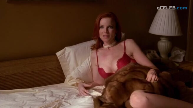 9. Marcia Cross sexy – Desperate Housewives s01e06 (2004)