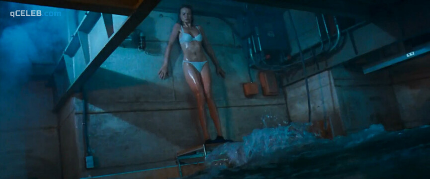13. Saffron Burrows sexy, Erinn Bartlett sexy, Sabrina Geerinckx sexy – Deep Blue Sea (1999)