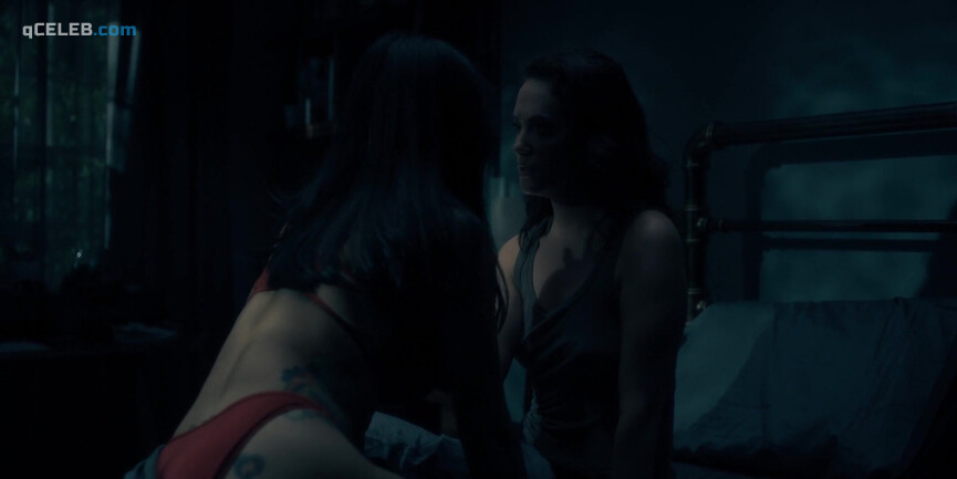 1. Kate Siegel sexy, Levy Tran sexy – The Haunting of Hill House s01e10 (2018)