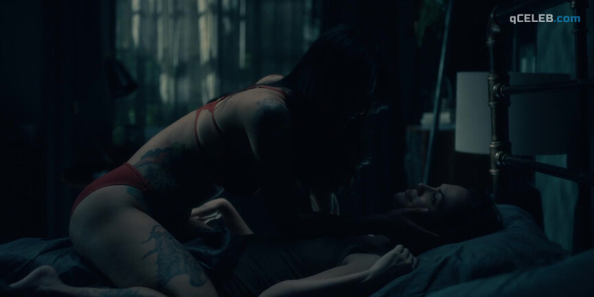 5. Kate Siegel sexy, Levy Tran sexy – The Haunting of Hill House s01e10 (2018)
