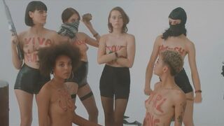 Mercedes Muller nude, Hanna Hilsdorf sexy, Julia Dietze sexy – Smile (2018)