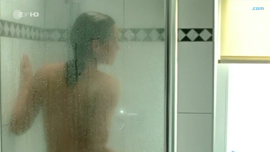 2. Anja Kling sexy, Lea Mornar nude – Mord in Ludwigslust (2012)