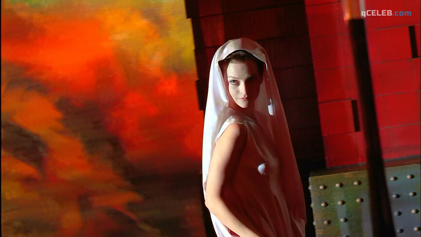 14. Barbora Kodetova nude, Teresza Semlerova nude, Saskia Reeves sexy – Frank Herbert's Dune (2000)