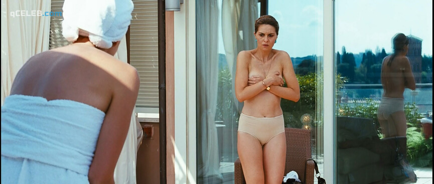 12. Paola Cortellesi nude, Anna Foglietta sexy – Escort in love (2011)