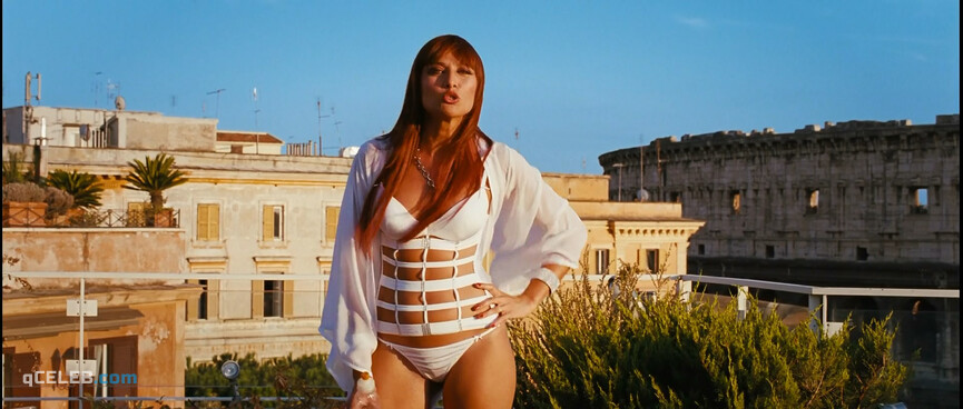 19. Paola Cortellesi nude, Anna Foglietta sexy – Escort in love (2011)