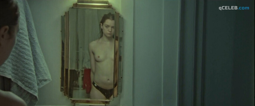 1. Esme Creed-Miles nude – Jamie (2020)