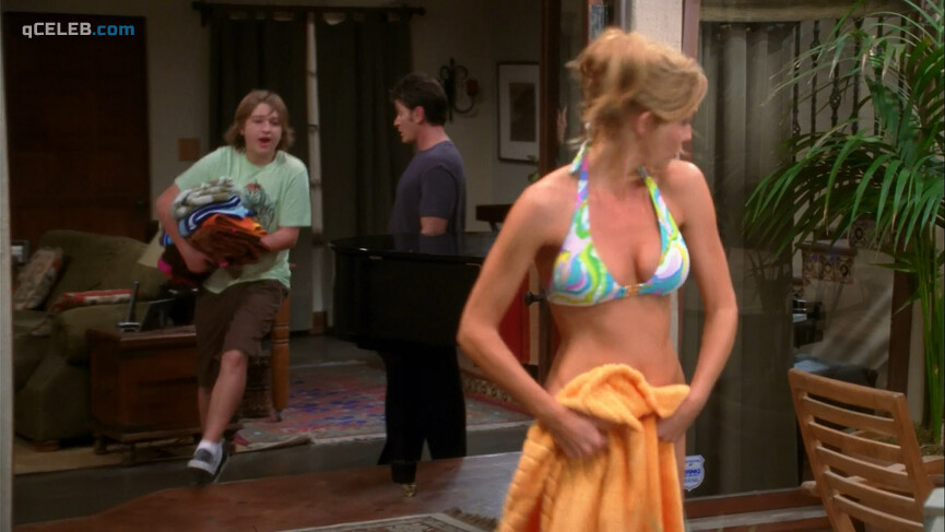 12. Jennifer Taylor sexy, Tricia Helfer sexy – Two and a Half Men s07e08 (2009) #2