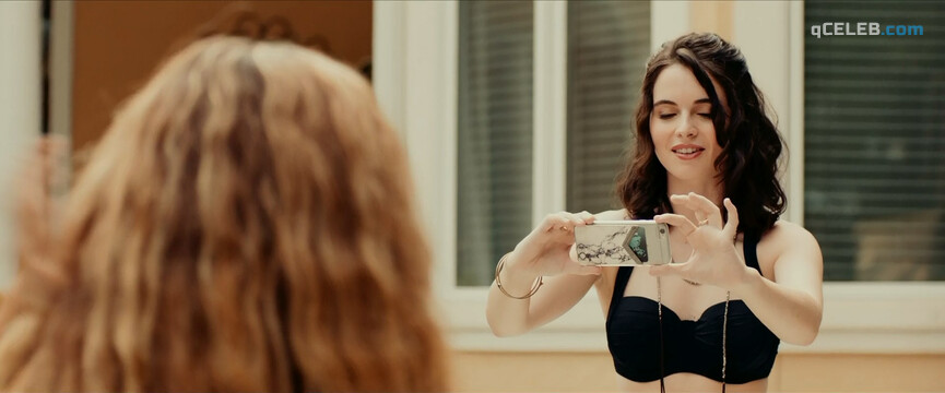 17. Vanessa Marano sexy, Giorgia Whigham sexy – Saving Zoë (2019)