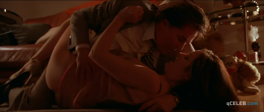 12. Mary-Louise Parker nude, Patricia Arquette sexy – Goodbye Lover (1998)