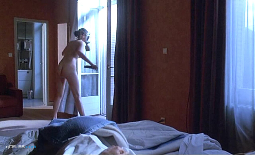 7. Julie Fournier nude – Tout est calme (2000)