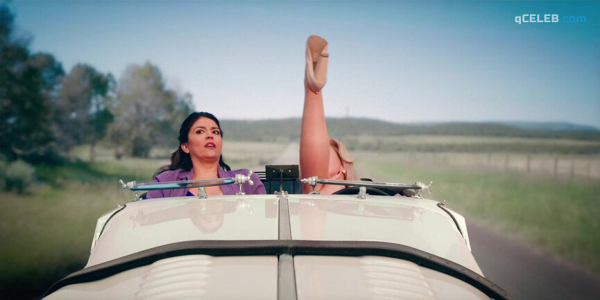 2. Jane Krakowski sexy – Schmigadoon! s01e05 (2021)