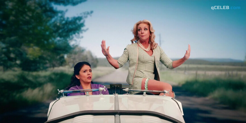 3. Jane Krakowski sexy – Schmigadoon! s01e05 (2021)