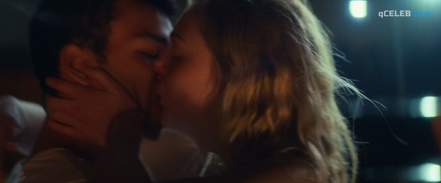 9. Elle Fanning sexy – All the Bright Places (2020)