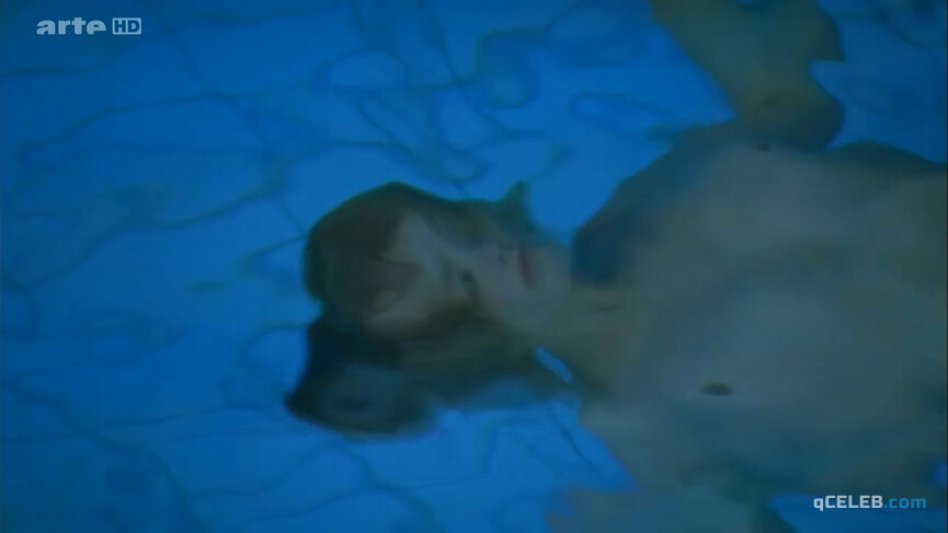 4. Julie-Anne Roth nude – Les Vivants et les Morts s01e06 (2009)