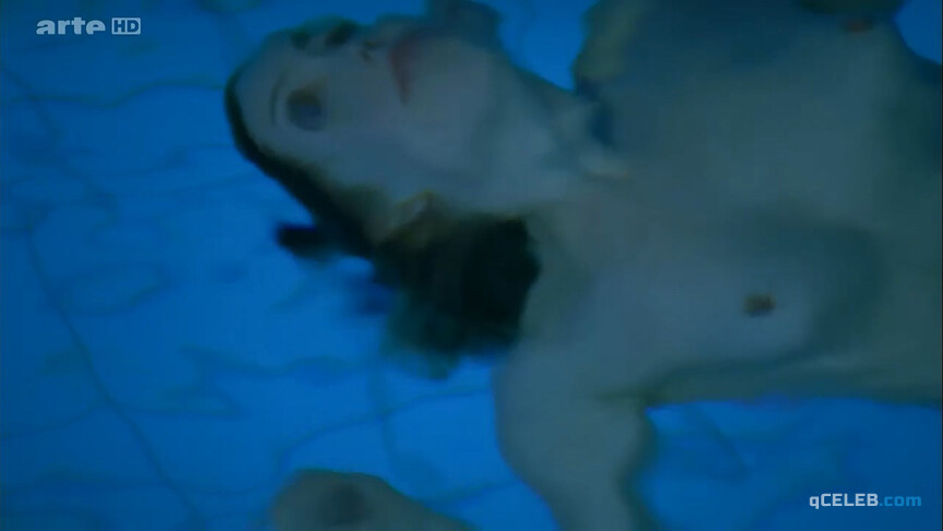 5. Julie-Anne Roth nude – Les Vivants et les Morts s01e06 (2009)