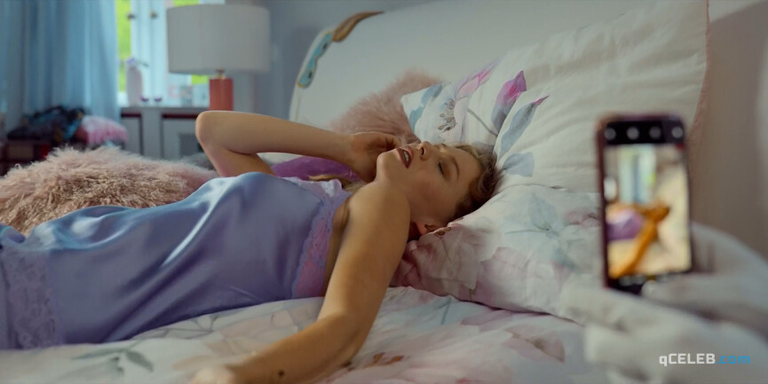 2. Lisa Vicari sexy, Zoe Straub sexy – Isi & Ossi (2019)