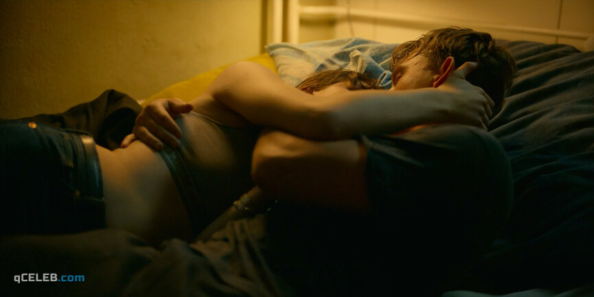 4. Lisa Vicari sexy, Zoe Straub sexy – Isi & Ossi (2019)