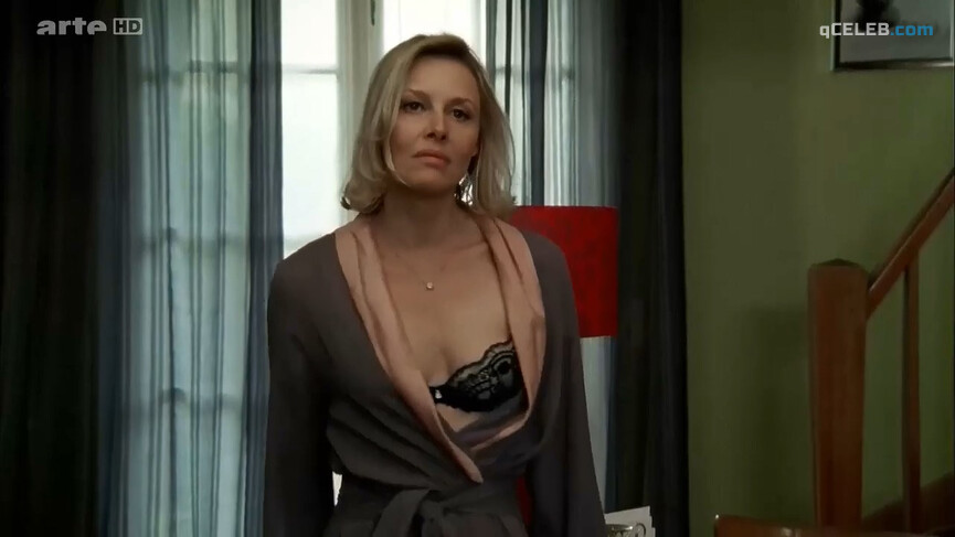 2. Florence Thomassin sexy, Priscilla Attal-Sfez sexy – Les Vivants et les Morts s01e02 (2009)