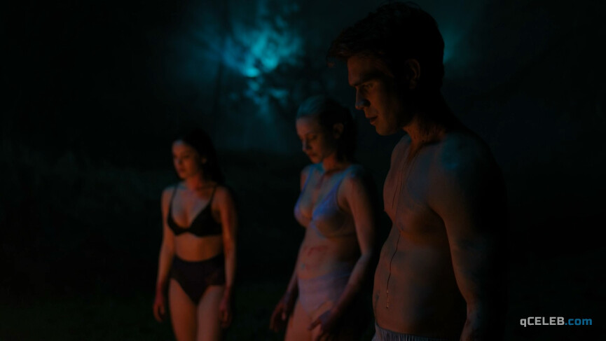 2. Lili Reinhart sexy, Camila Mendes sexy – Riverdale s04e14 (2020)