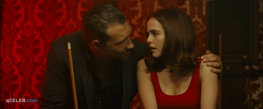 4. Zoey Deutch sexy – Buffaloed (2019)
