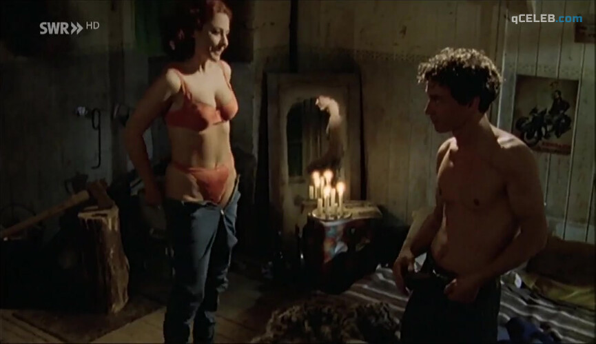 6. Simone Thomalla nude – Scene of the Crime s01e427 (1999)