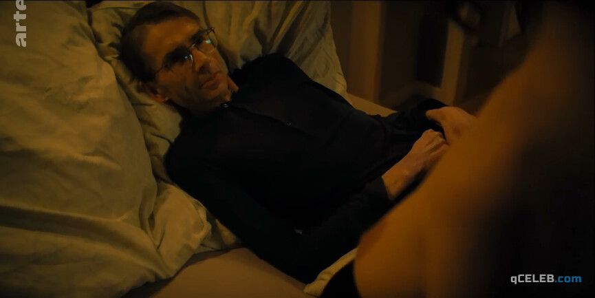 4. Mathilde Irrmann nude, Paula Beer nude, Desiree Nosbusch sexy – Bad Banks s02 (2020)