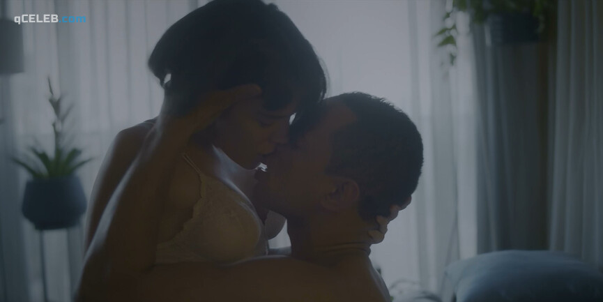 1. Carla Salle sexy – Omniscient s01e04 (2020)