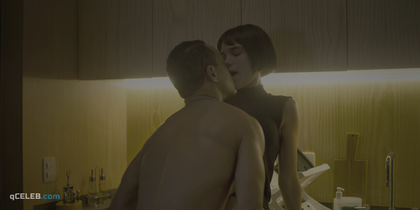2. Carla Salle sexy – Omniscient s01e04 (2020)