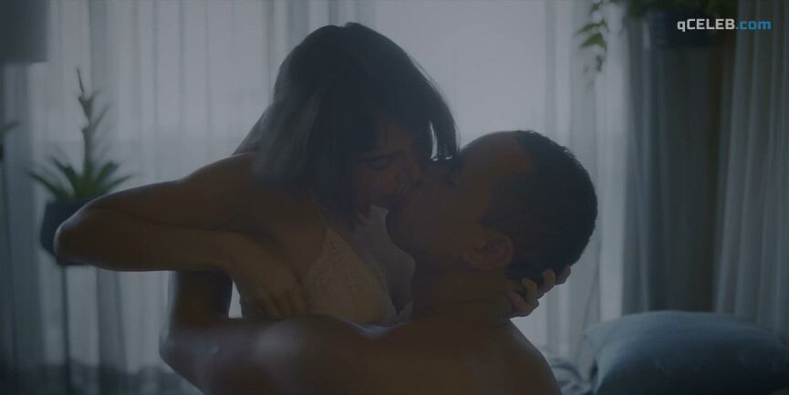 3. Carla Salle sexy – Omniscient s01e04 (2020)