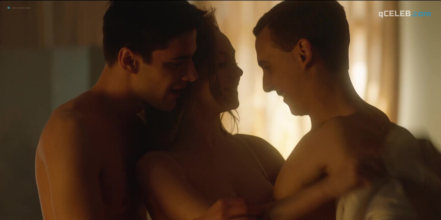 32. María Pedraza nude, Ester Expósito nude, Danna Paola nude – Elite s01 (2018)