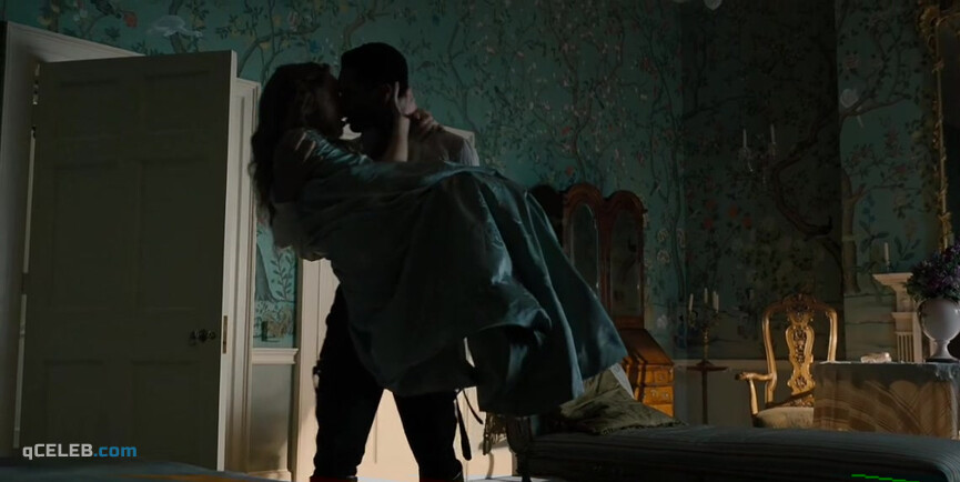 1. Phoebe Dynevor sexy – Bridgerton s01e08 (2020)