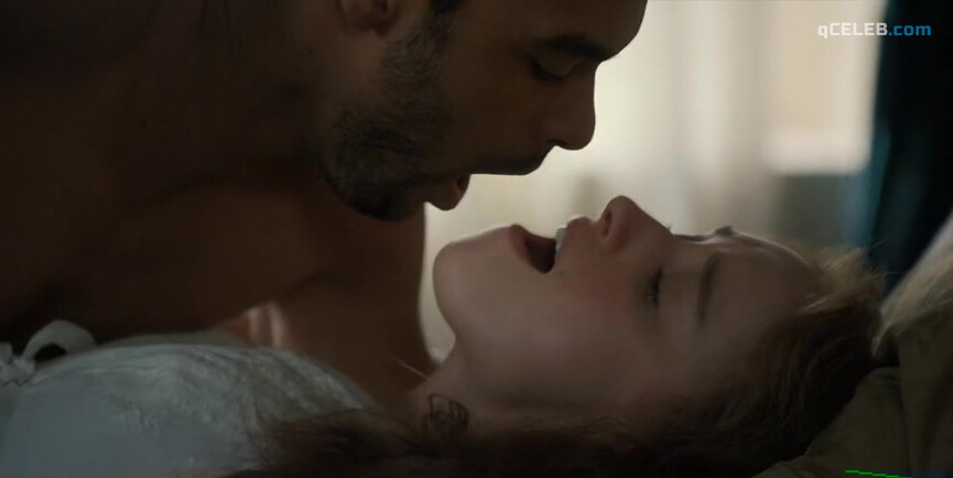 5. Phoebe Dynevor sexy – Bridgerton s01e08 (2020)