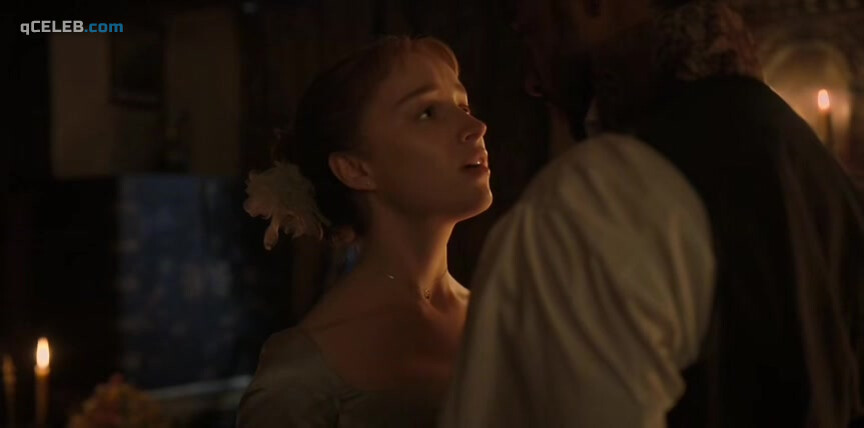 2. Phoebe Dynevor sexy – Bridgerton s01e05 (2020)