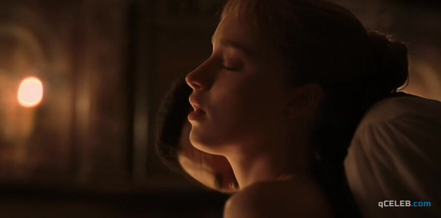 5. Phoebe Dynevor sexy – Bridgerton s01e05 (2020)