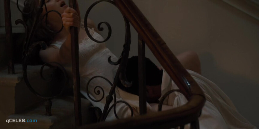 2. Phoebe Dynevor sexy – Bridgerton s01e07 (2020)