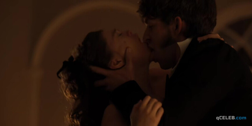 4. Sabrina Bartlett sexy – Bridgerton s01e04 (2020)
