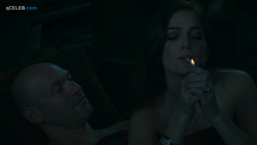 1. Janet Montgomery sexy – The Romanoffs s01e02 (2018)