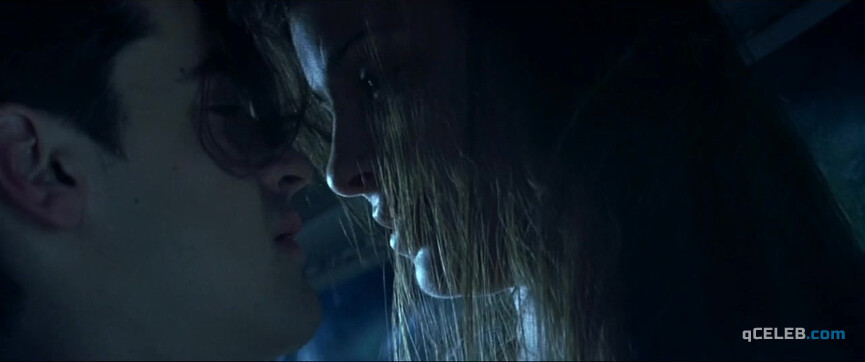 1. Erika Christensen sexy, Shiri Appleby sexy – Swimfan (2002)