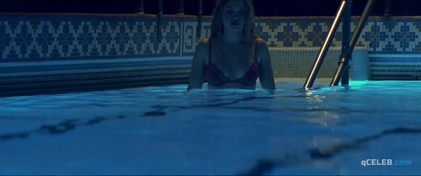 3. Erika Christensen sexy, Shiri Appleby sexy – Swimfan (2002)