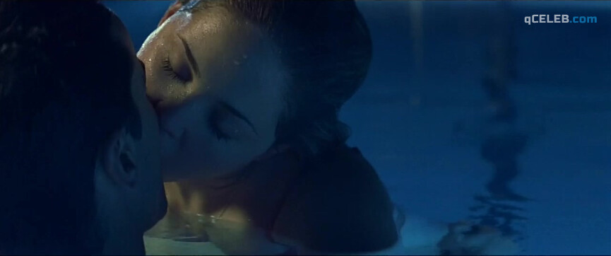 8. Erika Christensen sexy, Shiri Appleby sexy – Swimfan (2002)
