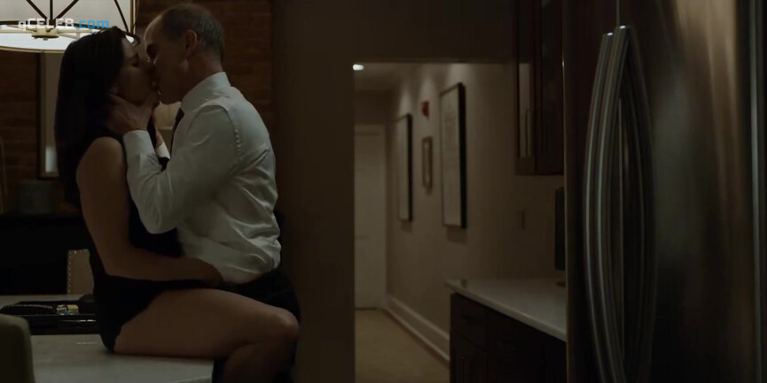 7. Neve Campbell sexy – House of Cards (2017)