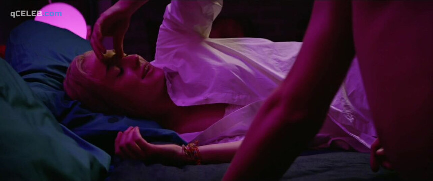 1. Sophie Turner sexy – Heavy (2019)