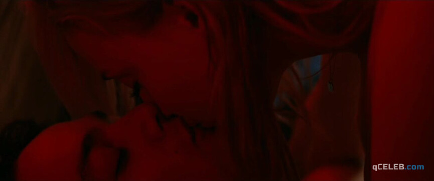 6. Sophie Turner sexy – Heavy (2019)