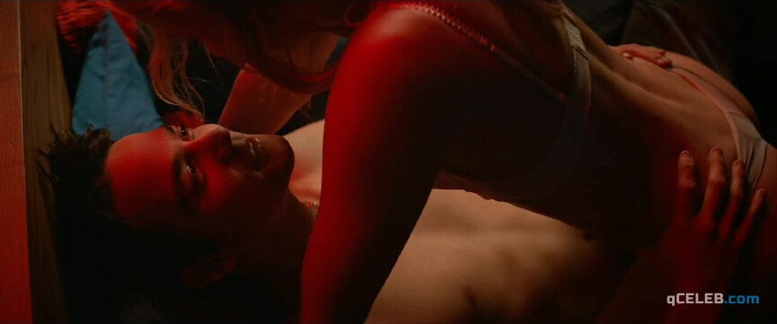 7. Sophie Turner sexy – Heavy (2019)